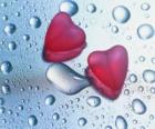 Δύο κόκκινες καρδιές και σταγόνες βροχής